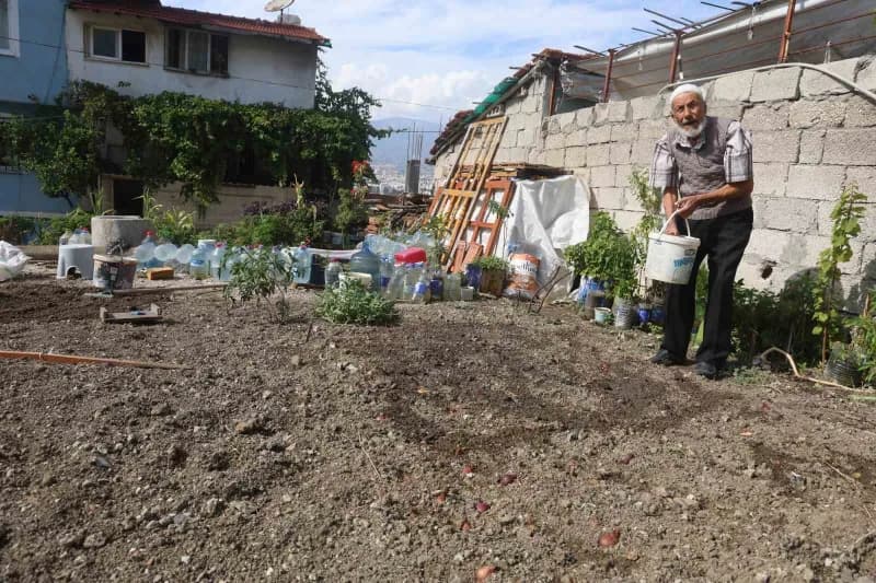 Hatay'ın antakya ilçesinde yaşayan 90 yaşındaki Sahip Yurtsever, depremde yıkılan evin enkazını kendi imkanlarıyla bahçe
