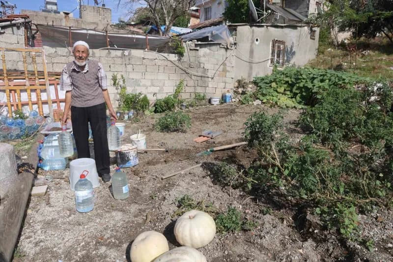 Hatay'ın antakya ilçesinde yaşayan 90 yaşındaki Sahip Yurtsever, depremde yıkılan evin enkazını kendi imkanlarıyla bahçe