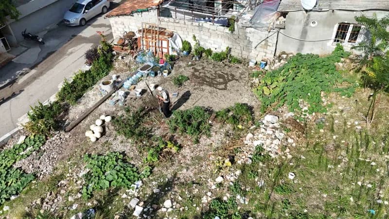 Hatay'ın antakya ilçesinde yaşayan 90 yaşındaki Sahip Yurtsever, depremde yıkılan evin enkazını kendi imkanlarıyla bahçe