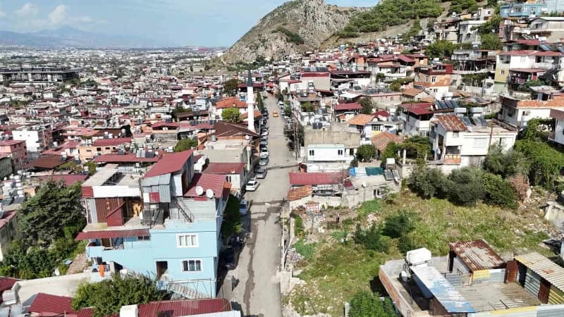 Hatay'ın antakya ilçesinde yaşayan 90 yaşındaki Sahip Yurtsever, depremde yıkılan evin enkazını kendi imkanlarıyla bahçe