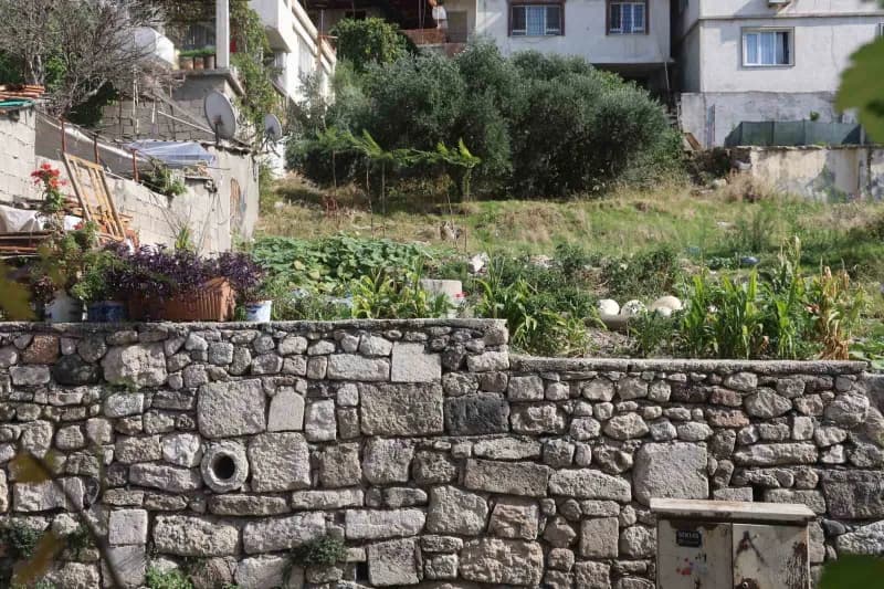 Hatay'ın antakya ilçesinde yaşayan 90 yaşındaki Sahip Yurtsever, depremde yıkılan evin enkazını kendi imkanlarıyla bahçe