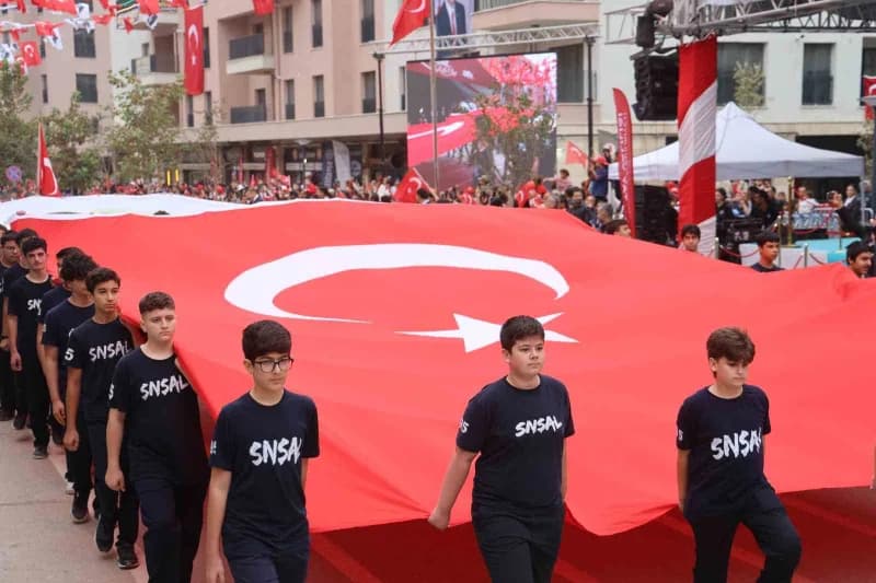 Hatay’da depremde yerle bir olan ve enkaz kaldırma çalışmalarıyla birlikte boş araziye dönen Atatürk