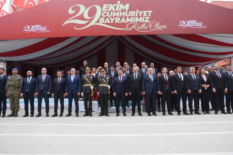 Hatay’da depremde yerle bir olan ve enkaz kaldırma çalışmalarıyla birlikte boş araziye dönen Atatürk