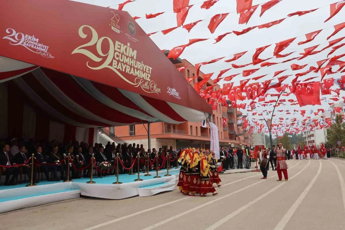 Hatay’da depremde yerle bir olan ve enkaz kaldırma çalışmalarıyla birlikte boş araziye dönen Atatürk