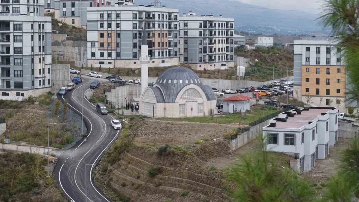 Hatay Defne Orhanlı Mahallesi’nde deprem sonrası inşa edilen TOKİ Hz. Hasan Camii ibadete açıldı