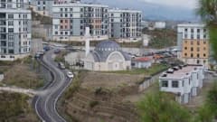 Hatay Defne Orhanlı Mahallesi’nde deprem sonrası inşa edilen TOKİ Hz. Hasan Camii ibadete açıldı