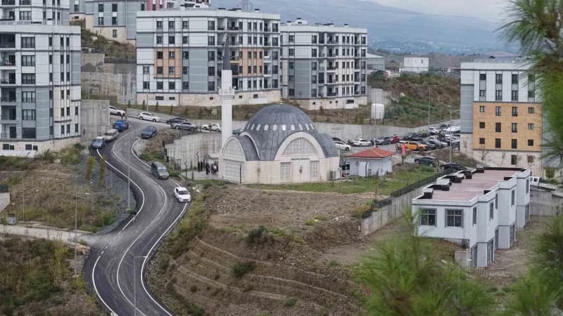 Hatay Defne Orhanlı Mahallesi’nde deprem sonrası inşa edilen TOKİ Hz. Hasan Camii ibadete açıldı