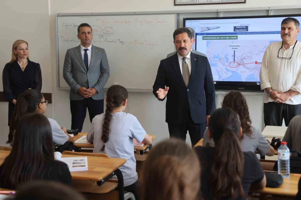 Hatay’da deprem sonrası yıkılan eğitim kurumlarının yerine inşa edilen yeni okullardan birinin dış görünümü