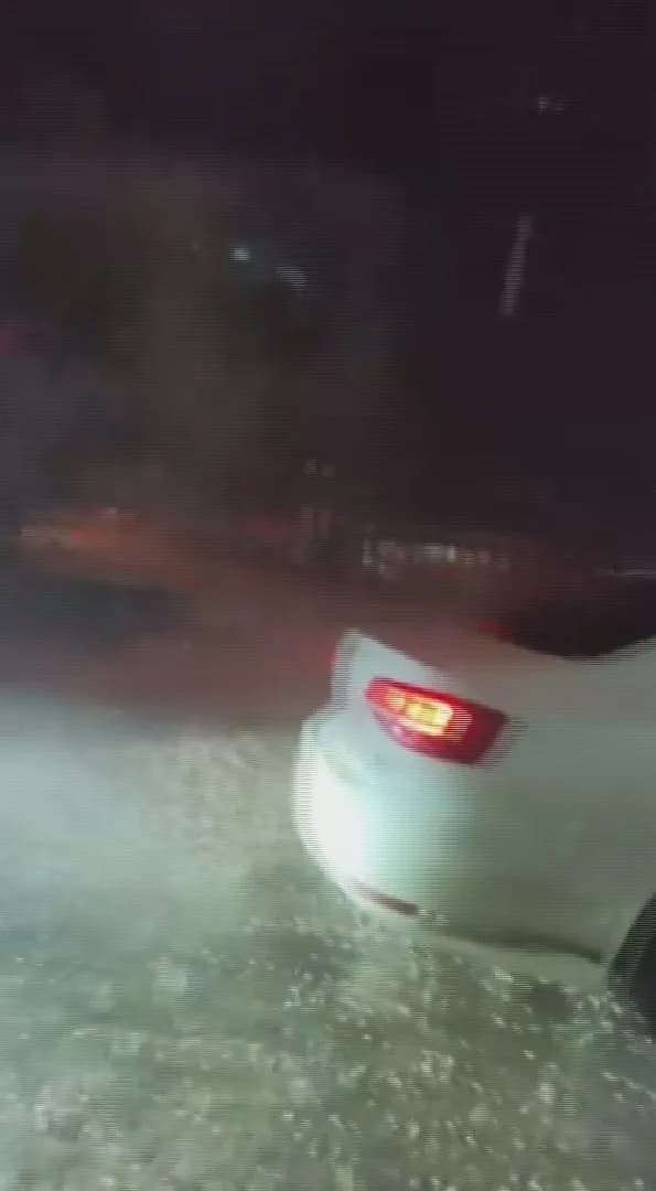 Hatay'da akşam saatlerinde etkili olan ceviz büyüklüğündeki dolu yağışı, bazı araçlarda maddi hasara neden oldu. Kısa sü