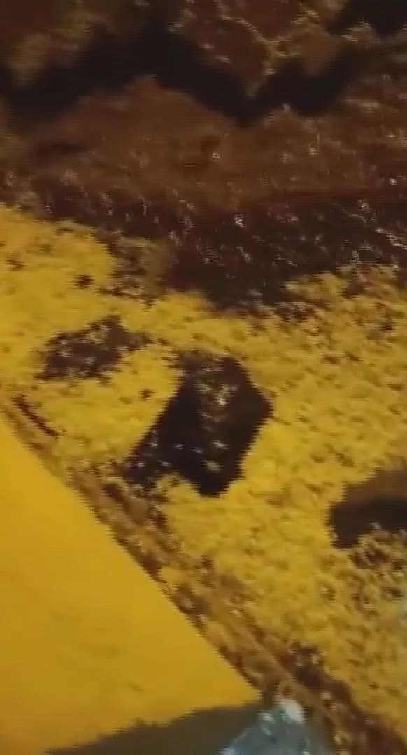 Hatay'da akşam saatlerinde etkili olan ceviz büyüklüğündeki dolu yağışı, bazı araçlarda maddi hasara neden oldu. Kısa sü