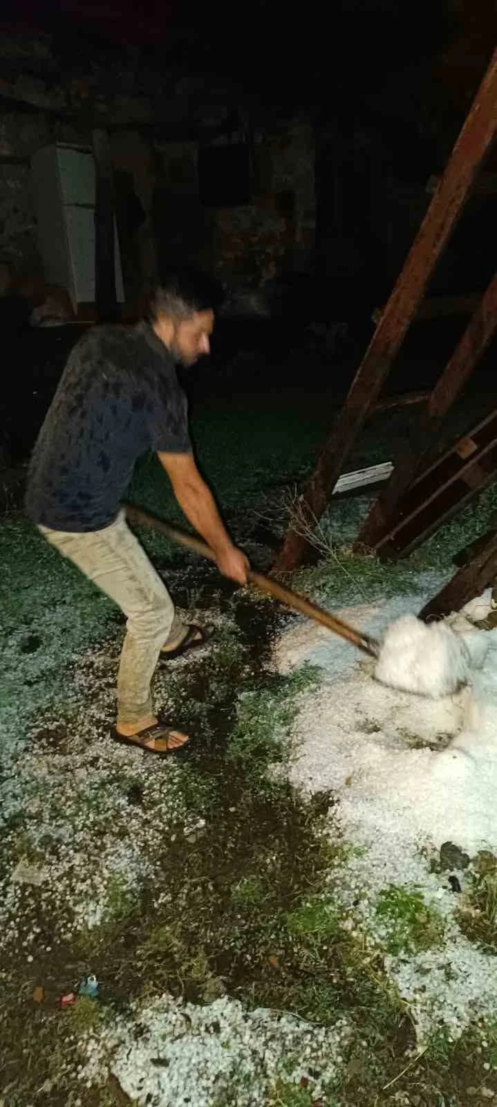 Hatay'da akşam saatlerinde etkili olan ceviz büyüklüğündeki dolu yağışı, bazı araçlarda maddi hasara neden oldu. Kısa sü