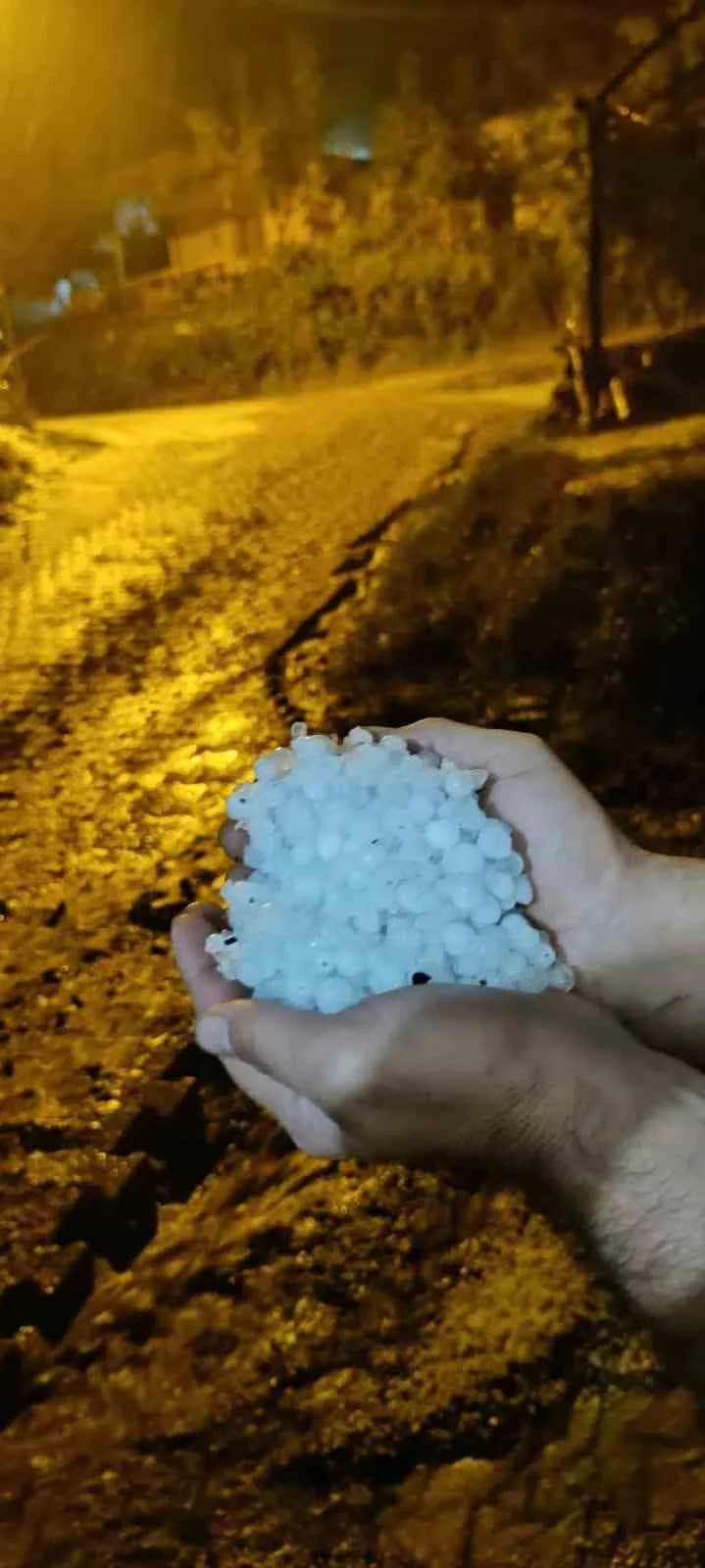 Hatay'da akşam saatlerinde etkili olan ceviz büyüklüğündeki dolu yağışı, bazı araçlarda maddi hasara neden oldu. Kısa sü