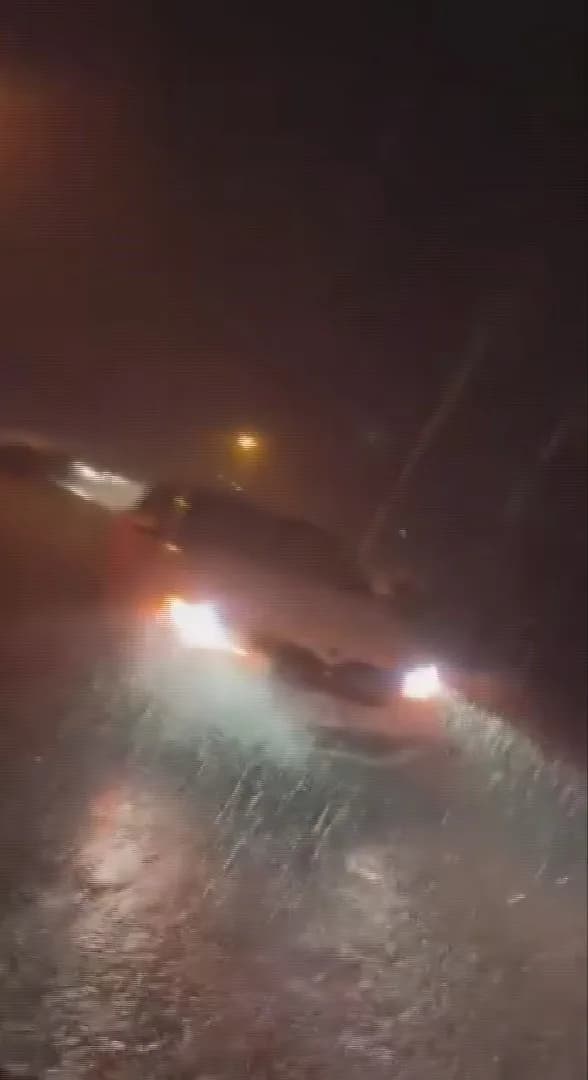 Hatay'da akşam saatlerinde etkili olan ceviz büyüklüğündeki dolu yağışı, bazı araçlarda maddi hasara neden oldu. Kısa sü