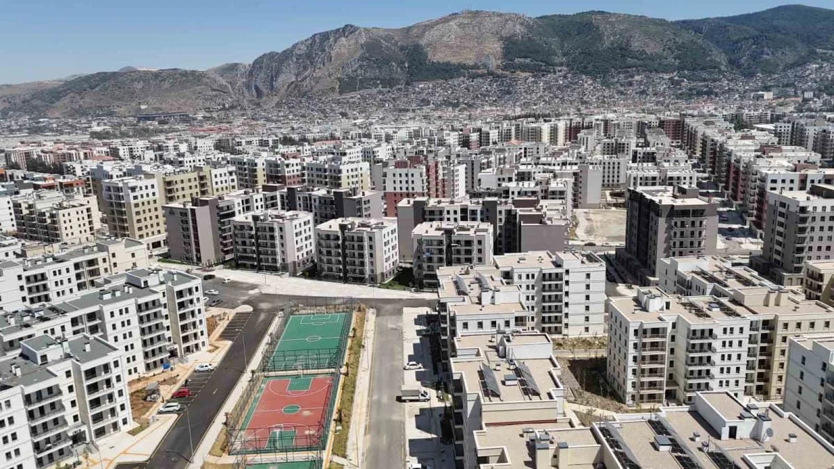 Emek Mahallesi, yürütülen ihya ve inşa çalışmalarıyla yeniden inşa edilerek depremzede vatandaşlara yuva olmaya başladı.