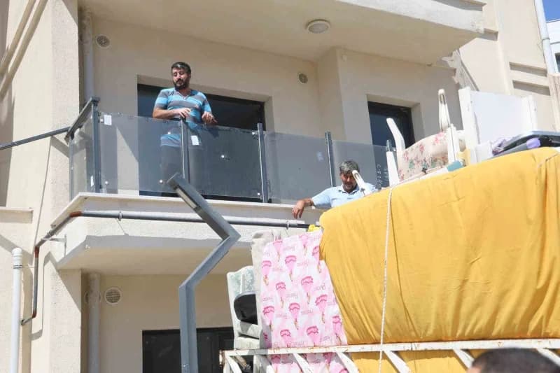 Emek Mahallesi, yürütülen ihya ve inşa çalışmalarıyla yeniden inşa edilerek depremzede vatandaşlara yuva olmaya başladı.