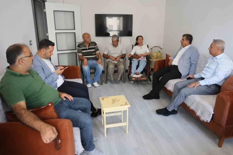 Emek Mahallesi Muhtarı Celal Sarı (Sağdan ikinci), aileleri ziyaret etti