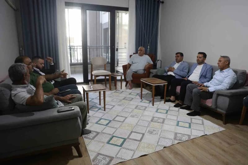 Emek Mahallesi Muhtarı Celal Sarı (Sağdan üçüncü), aileleri ziyaret etti