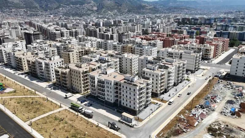 Emek Mahallesi, yürütülen ihya ve inşa çalışmalarıyla yeniden inşa edilerek depremzede vatandaşlara yuva olmaya başladı.