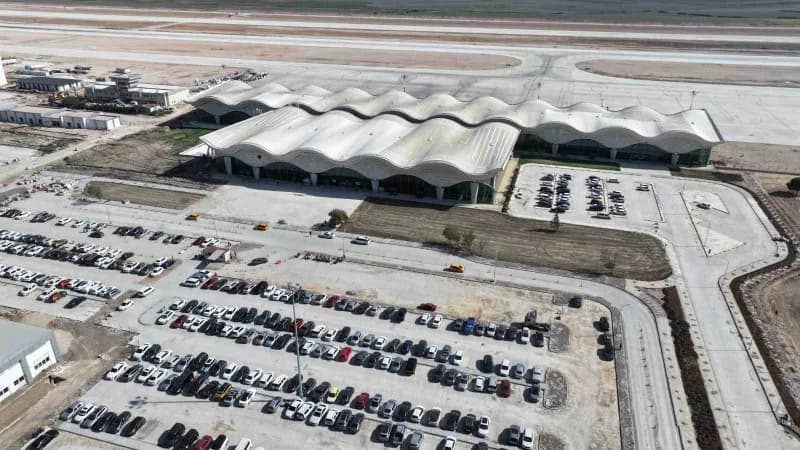 Ulaştırma ve Altyapı Bakanı Abdulkadir Uraloğlu, Hatay Havalimanı'nda yeni binaların yapımı ve apron