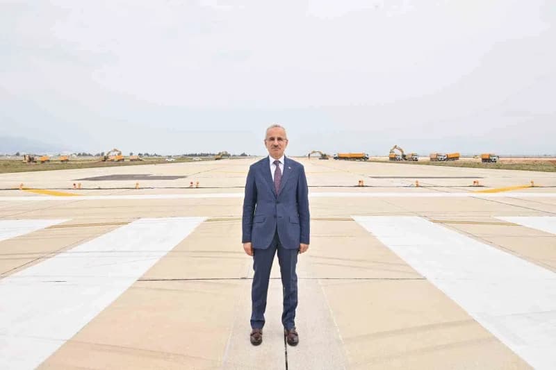 Ulaştırma ve Altyapı Bakanı Abdulkadir Uraloğlu, Hatay Havalimanı'nda yeni binaların yapımı ve apron