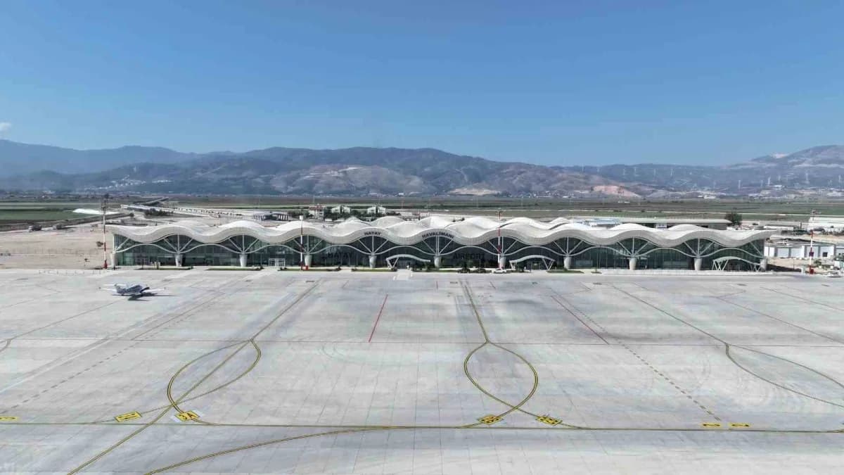 Ulaştırma ve Altyapı Bakanı Abdulkadir Uraloğlu, Hatay Havalimanı'nda yeni binaların yapımı ve apron