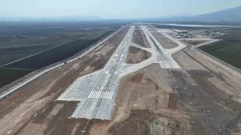 Ulaştırma ve Altyapı Bakanı Abdulkadir Uraloğlu, Hatay Havalimanı'nda yeni binaların yapımı ve apron