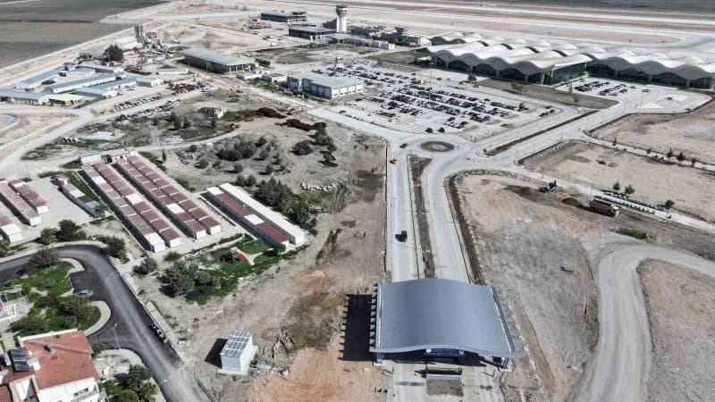 Ulaştırma ve Altyapı Bakanı Abdulkadir Uraloğlu, Hatay Havalimanı'nda yeni binaların yapımı ve apron