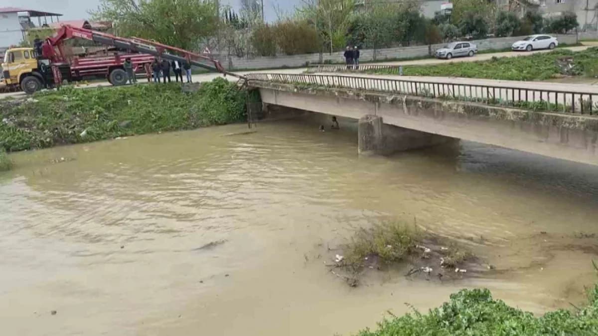 Hatay Kumlu ilçesinde dereye uçan kamyonetin olay yeri görüntüsü