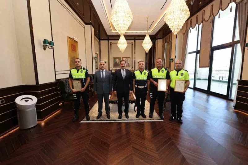 Hatay’da örnek davranış sergileyen polis memurlarına başarı belgesi takdim edilirken çekilmiş fotoğraf
