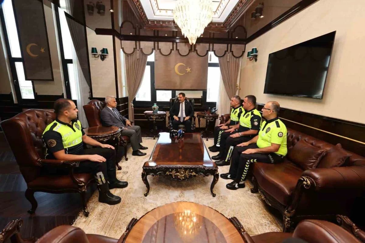Hatay'da görevlerini yaptıkları esnada gelişen olaylar karşısında örnek davranış sergileyerek vatandaşların takdirini to