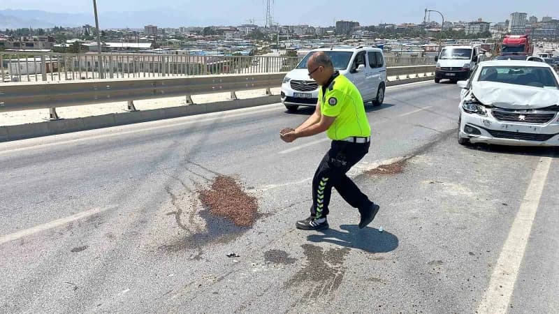 Yola dökülen yağı kumla kapatan polis memuru Murat Gündüz (Arşiv)