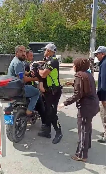 Bilinci kapalı bebeği hastaneye yetiştiren polis memurları fatih Özsunar ve Furkan Cenneter (Arşiv)
