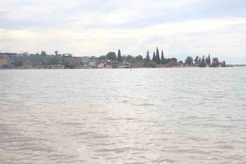 Hatay'da geçen yıl kuraklık nedeniyle su seviyesi düşen Reyhanlı Barajı, bu yıl etkili olan aşırı yağışlarla yeniden dol