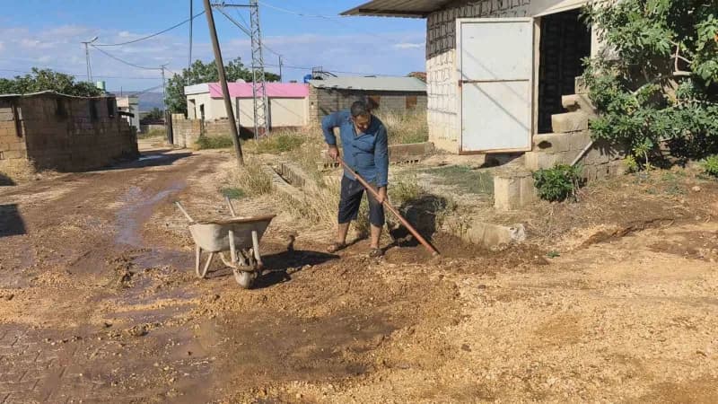Hatay’da kısa süre etkili olan şiddetli yağış sele neden olurken, su altında kalan tarım arazilerinde insanlar ve hayvan