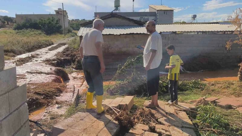 Hatay’da kısa süre etkili olan şiddetli yağış sele neden olurken, su altında kalan tarım arazilerinde insanlar ve hayvan