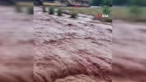 Hatay Reyhanlı'da şiddetli yağış sonrası su altında kalan tarım arazileri ve zarar gören bahçe duvarları