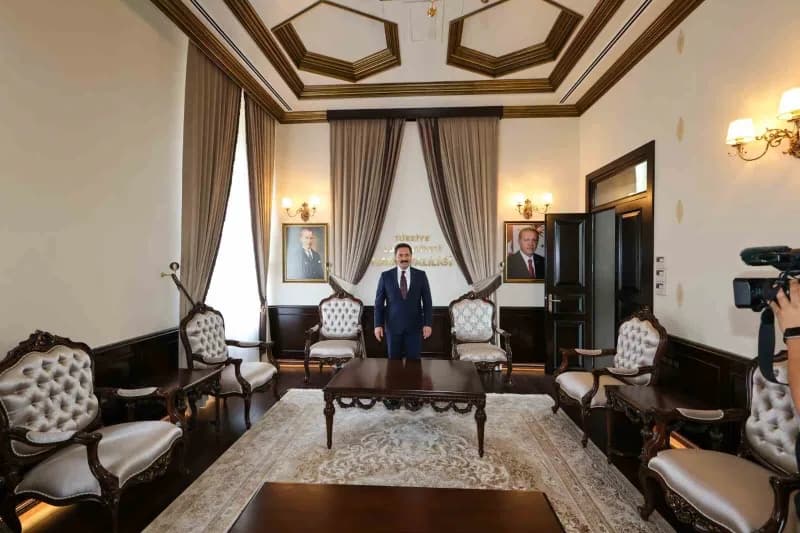 Hatay'da 6 Şubat depremlerinde ağır hasar alan tarihî valilik binası, aslına sadık kalınarak yeniden