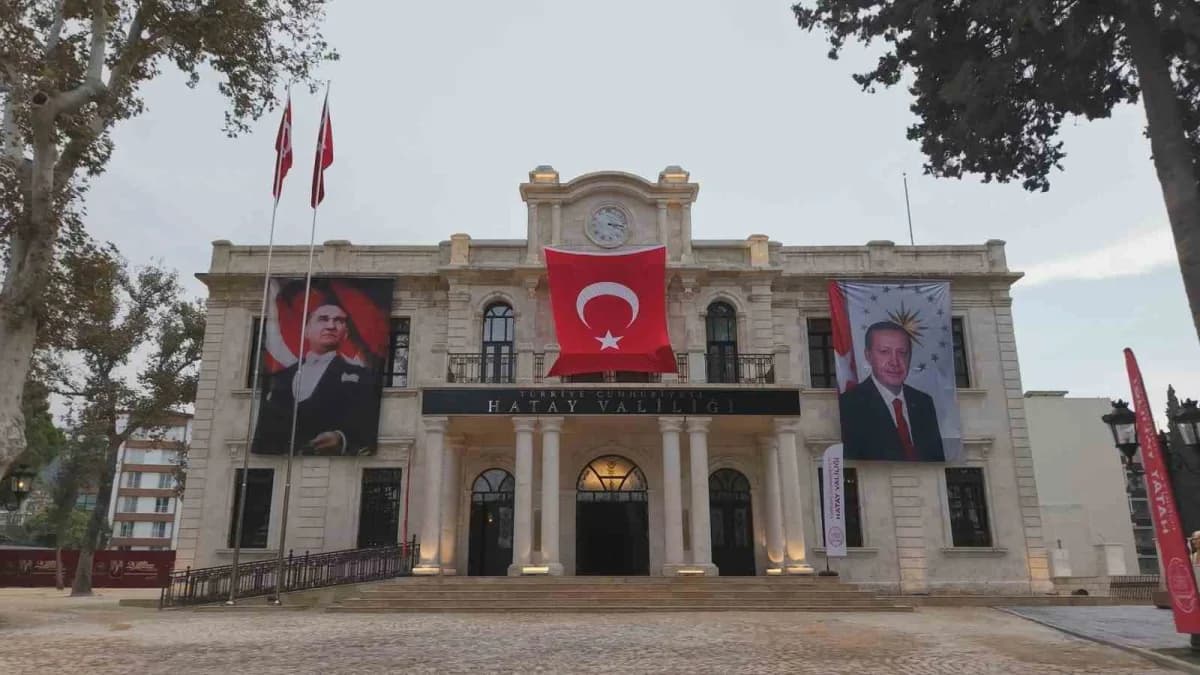 Hatay’da 6 Şubat depreminde hasar gören tarihi valilik binasının yeniden inşa edilmiş dış cephesi