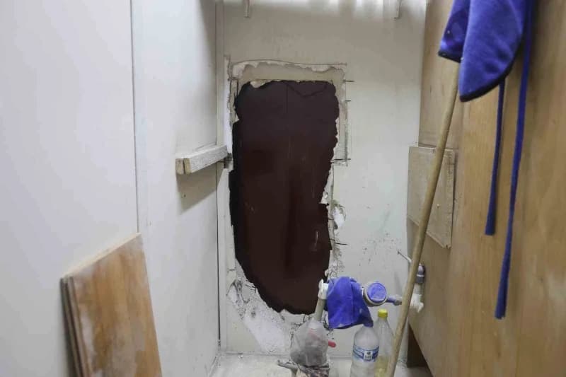 Kasayı açmak için uzun süre uğraşan şüpheliler, zarar vermelerine rağmen kasayı açamayınca iş yerinden ayrılırken, olay