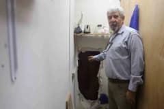 Hatay Antakya'da terzinin duvarını delerek kuyumcuya girmeye çalışan hırsızların güvenlik kamerası görüntüsü