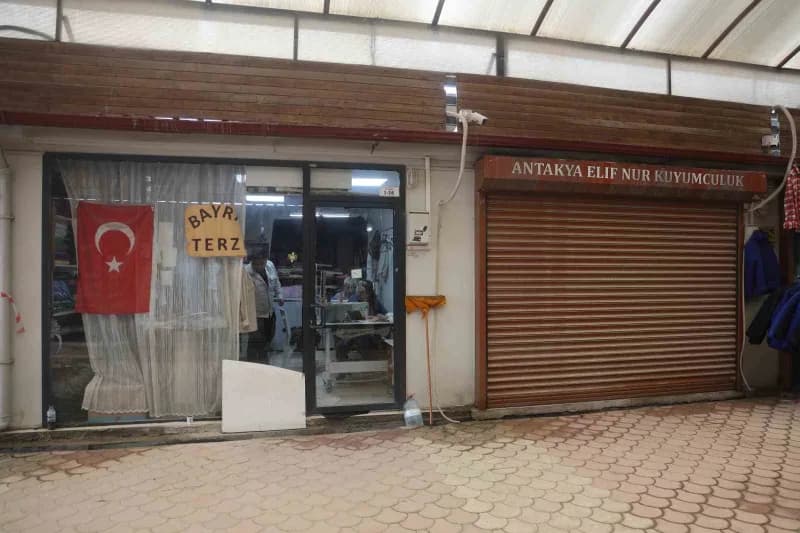 Hatay'ın Antakya ilçesinde gece saatlerinde bir terzi dükkanına giren 2 şahıs, iş yerinin iç kısmındaki alçıpan duvarı s
