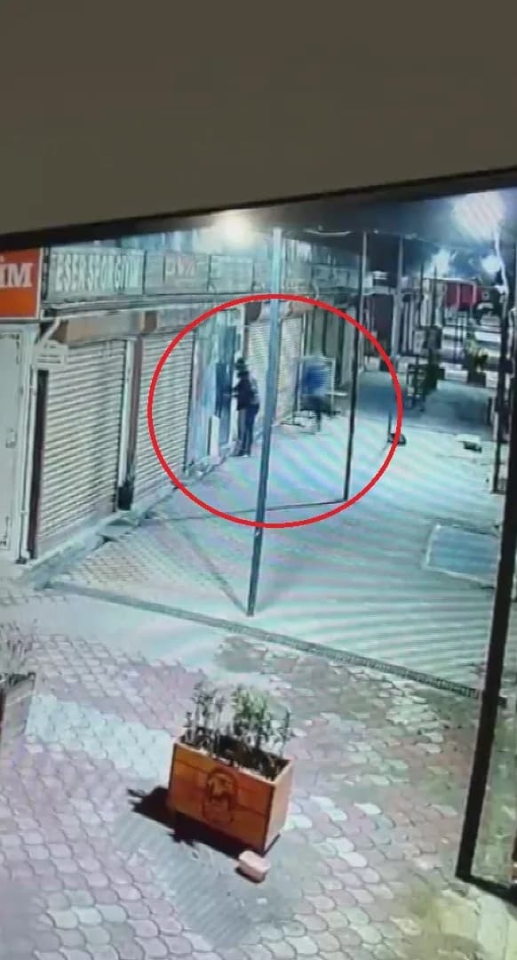 Hatay'ın Antakya ilçesinde gece saatlerinde bir terzi dükkanına giren 2 şahıs, iş yerinin iç kısmındaki alçıpan duvarı s