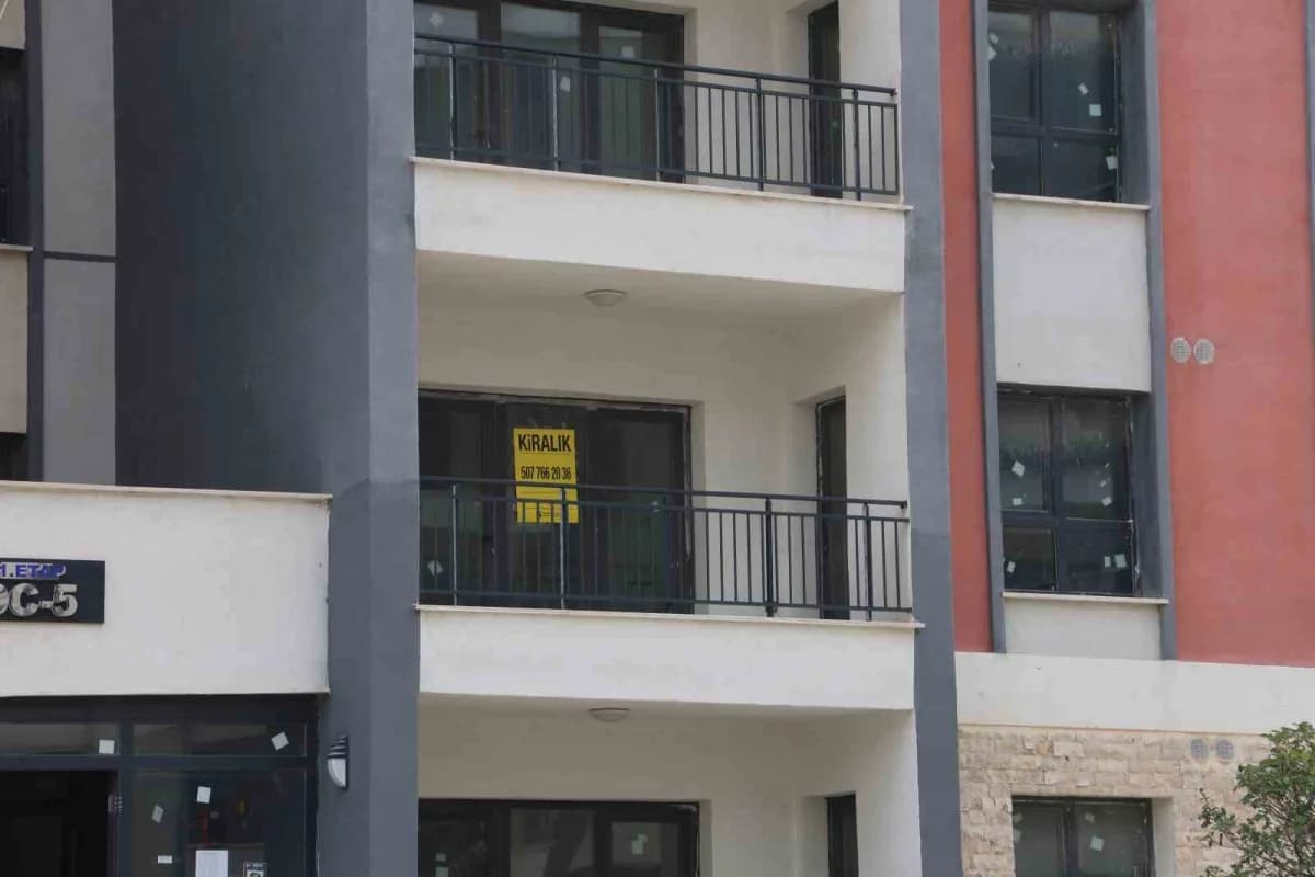 Hatay'da deprem sonrası inşa edilen konutların teslim edilmesiyle kira piyasasında hareketlilik yaşandı.