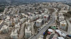 Hatay'da deprem sonrası inşa edilen TOKİ konutlarının dış görünümü ve çevresi