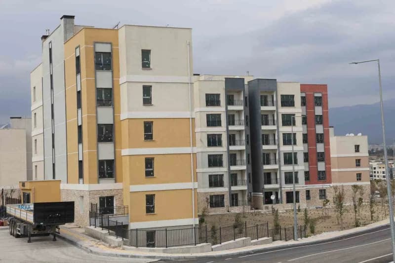 Hatay'da deprem sonrası inşa edilen konutların teslim edilmesiyle kira piyasasında hareketlilik yaşandı.