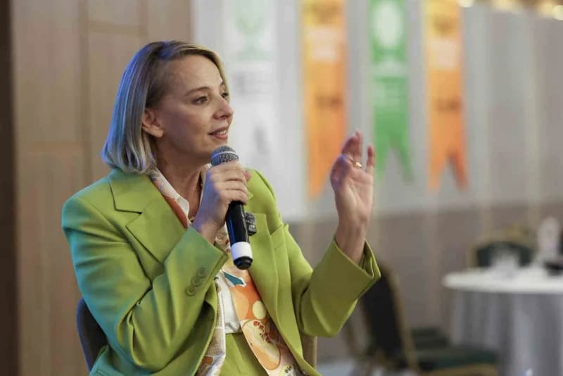 Hatice Öz, Antalya Konyalılar Derneği üyeleriyle toplantıda konuşma yaparken
