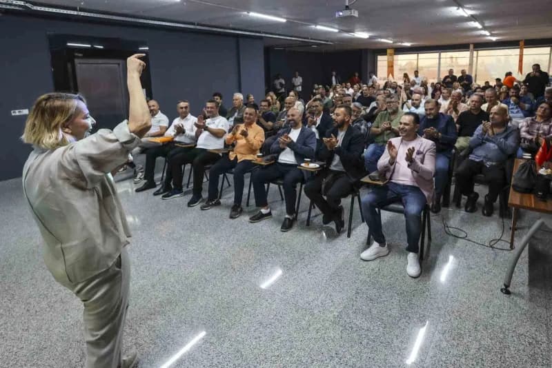 Hatice Öz, Antalya Ticaret ve Sanayi Odası seçim toplantısında komite üyeleriyle bir arada