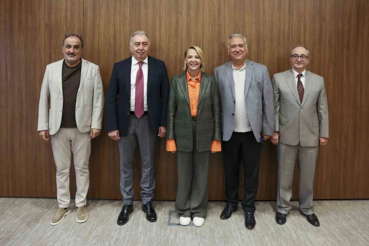 Antalya Ticaret ve Sanayi Odası (ATSO) Başkan Adayı Hatice Öz, Antalya Forum x üyeleriyle buluştu.