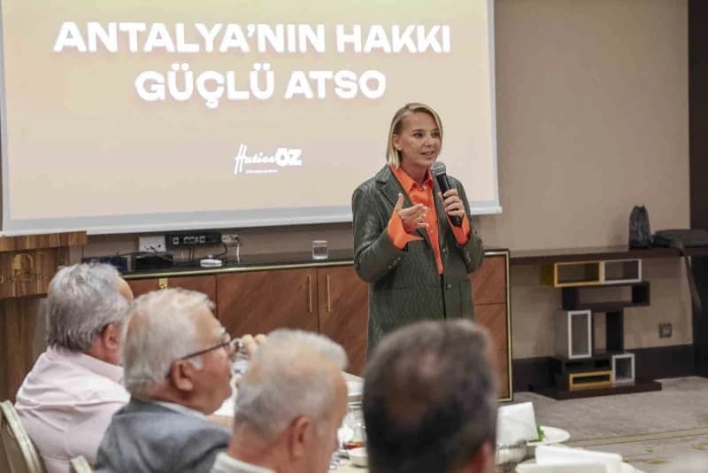Antalya'nın hızla büyüdüğüne dikkat çeken Öz; nüfus artışı, kentleşme, turizm, ulaşım, konut, iklim değişikliği, dijital