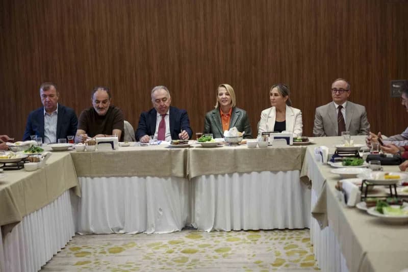 Antalya Ticaret ve Sanayi Odası (ATSO) Başkan Adayı Hatice Öz, Antalya Forum x üyeleriyle buluştu.